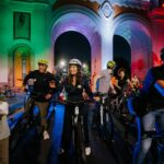 Vero Delgadillo participa en una rodada nocturna durante la edición de Bien de Noche en el Centro Histórico de Guadalajara.