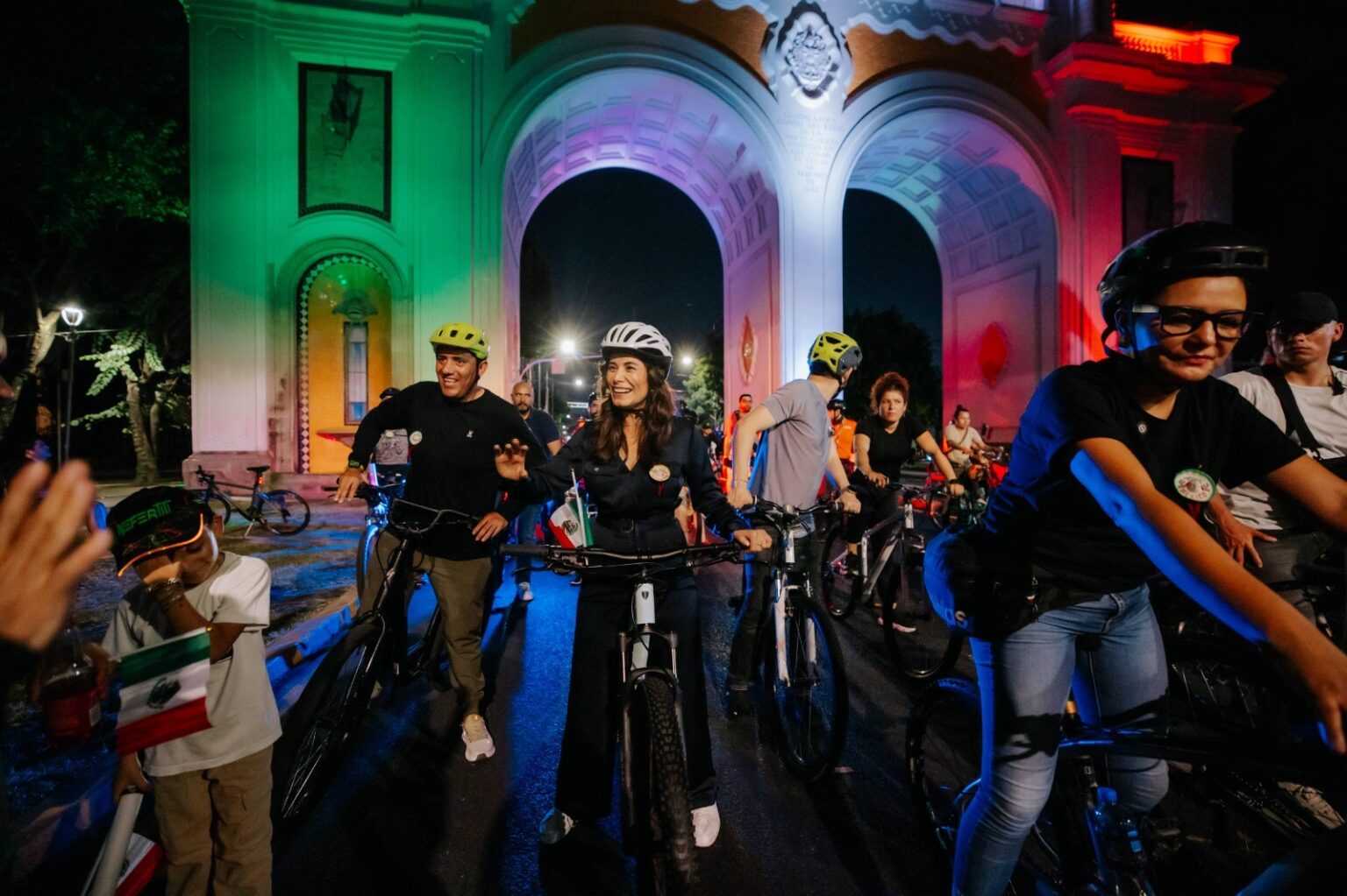 Vero Delgadillo participa en una rodada nocturna durante la edición de Bien de Noche en el Centro Histórico de Guadalajara.