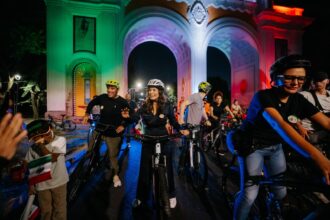 Vero Delgadillo participa en una rodada nocturna durante la edición de Bien de Noche en el Centro Histórico de Guadalajara.