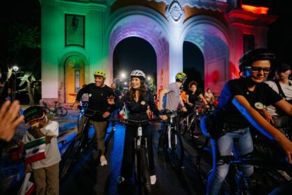 Vero Delgadillo participa en una rodada nocturna durante la edición de Bien de Noche en el Centro Histórico de Guadalajara.