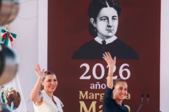 Claudia Sheinbaum Pardo y Marina del Pilar Avila Olmeda durante un acto público en Tijuana, Baja California.