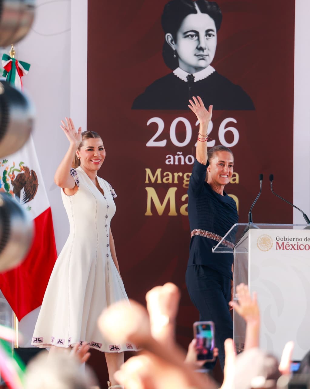 Claudia Sheinbaum Pardo y Marina del Pilar Avila Olmeda durante un acto público en Tijuana, Baja California.
