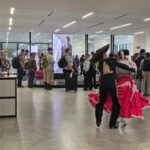 Activación vinícola en el Aeropuerto Internacional de Aguascalientes con visitantes y una presentación de baile tradicional.