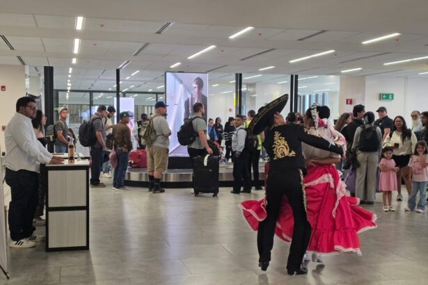 Activación vinícola en el Aeropuerto Internacional de Aguascalientes con visitantes y una presentación de baile tradicional.
