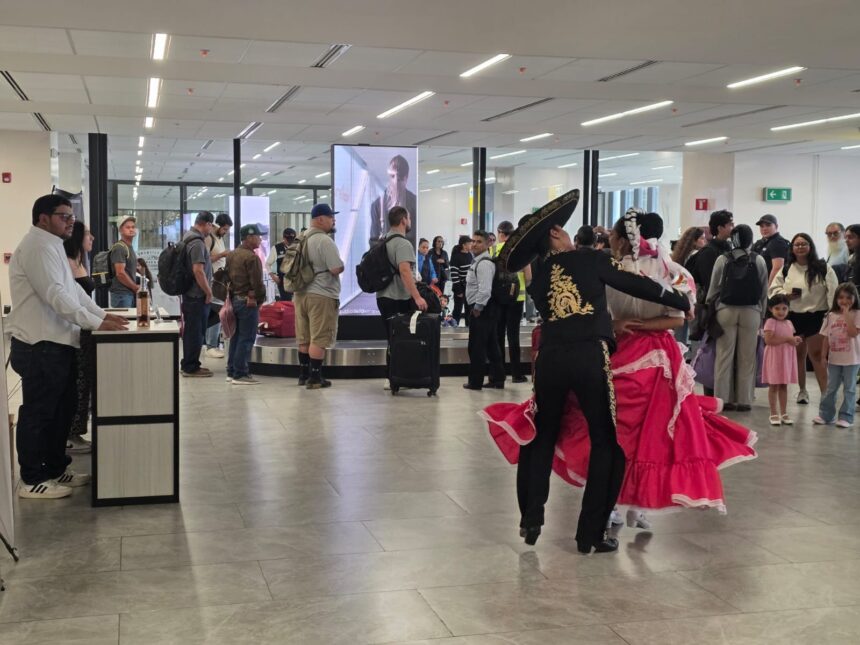Activación vinícola en el Aeropuerto Internacional de Aguascalientes con visitantes y una presentación de baile tradicional.