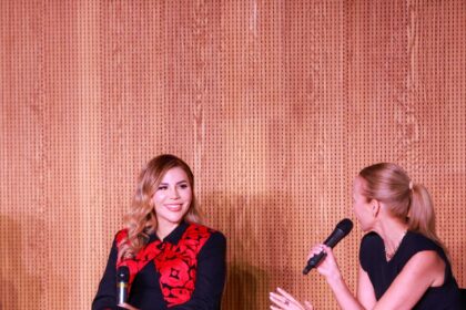 Marina del Pilar Avila Olmeda participa en un foro sobre competitividad en Baja California.