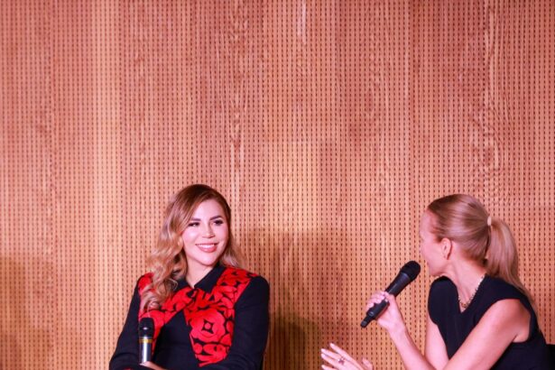 Marina del Pilar Avila Olmeda participa en un foro sobre competitividad en Baja California.
