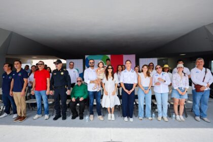 Autoridades y participantes durante la conmemoración del desfile cívico por la Independencia de México en San Pedro Garza García.