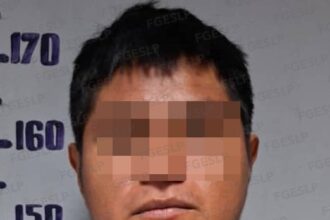 Imagen difundida por la Fiscalía General del Estado de San Luis Potosí de una persona detenida en relación con una investigación por homicidio en Matlapa.