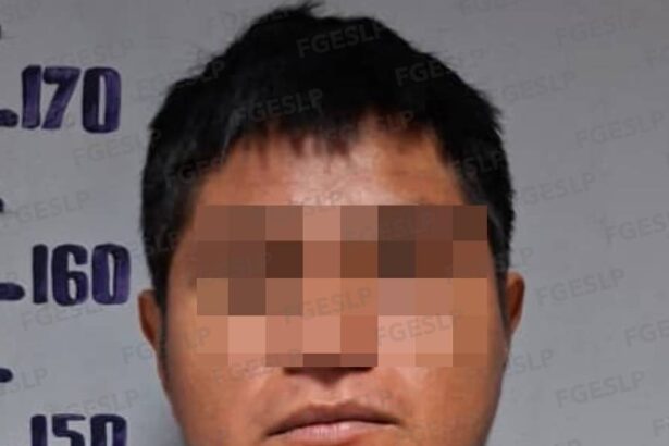 Imagen difundida por la Fiscalía General del Estado de San Luis Potosí de una persona detenida en relación con una investigación por homicidio en Matlapa.