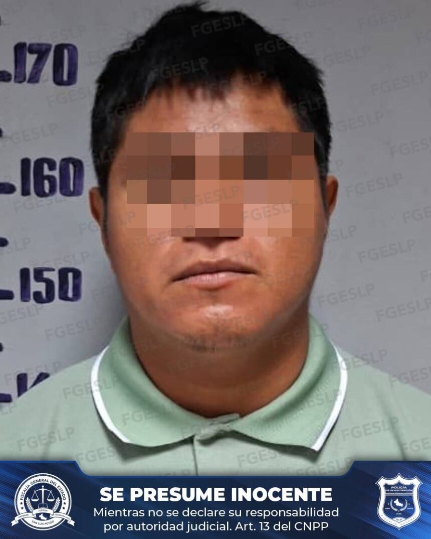 Imagen difundida por la Fiscalía General del Estado de San Luis Potosí de una persona detenida en relación con una investigación por homicidio en Matlapa.