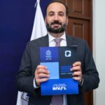 Mauricio Farah Giacomán sostiene el documento de su Segundo Informe de Gobierno de San Pedro Garza García.