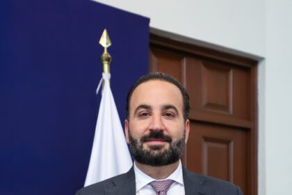 Mauricio Farah Giacomán sostiene el documento de su Segundo Informe de Gobierno de San Pedro Garza García.