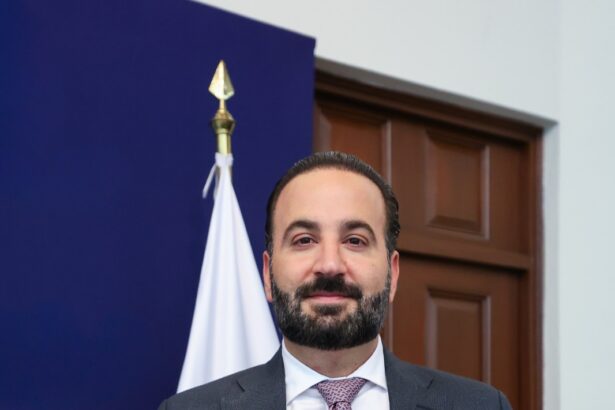 Mauricio Farah Giacomán sostiene el documento de su Segundo Informe de Gobierno de San Pedro Garza García.