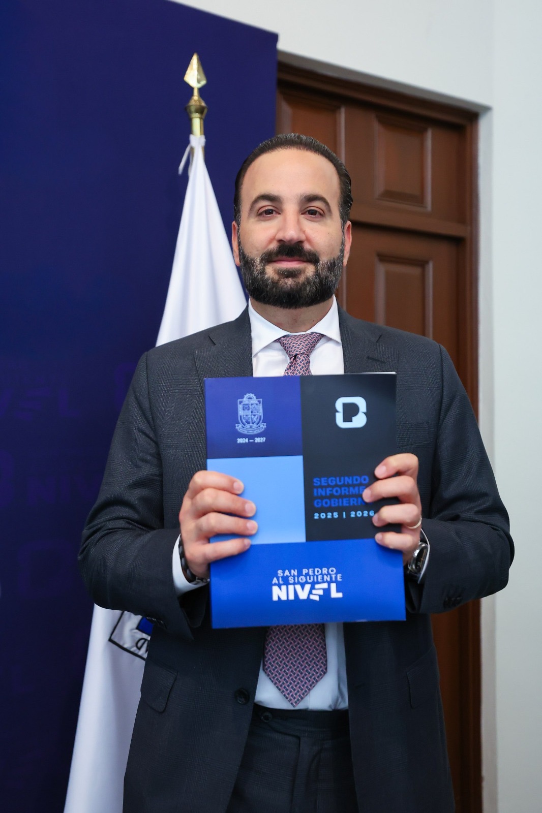 Mauricio Farah Giacomán sostiene el documento de su Segundo Informe de Gobierno de San Pedro Garza García.