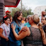 Verónica Delgadillo conversa con habitantes durante una jornada del programa Martes Comunitario en la colonia Infonavit Estadio, Guadalajara.