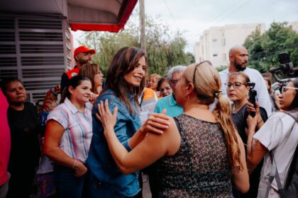 Verónica Delgadillo conversa con habitantes durante una jornada del programa Martes Comunitario en la colonia Infonavit Estadio, Guadalajara.
