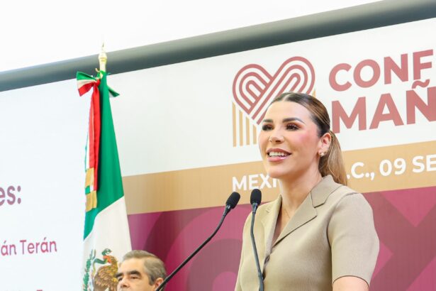 Gobernadora de Baja California durante la presentación del paquete de obras de infraestructura para los siete municipios.