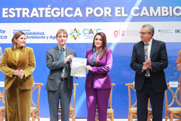 Autoridades durante un encuentro sobre sustentabilidad y cambio climático en Aguascalientes.
