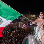 Ceremonia del Grito de Independencia en Mexicali con la Bandera de México y asistentes reunidos en el Centro Cívico.