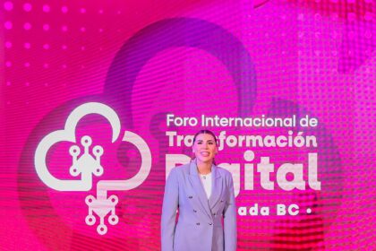 Marina del Pilar Ávila Olmeda durante un evento del Foro Internacional de Transformación Digital relacionado con innovación pública.