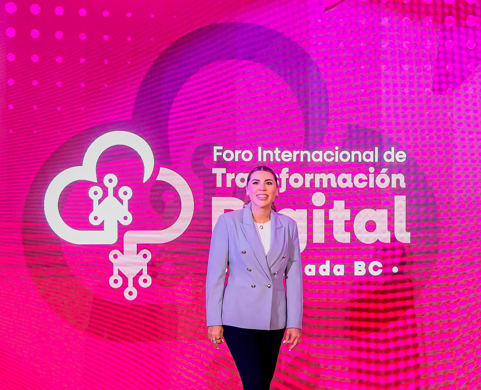 Marina del Pilar Ávila Olmeda durante un evento del Foro Internacional de Transformación Digital relacionado con innovación pública.