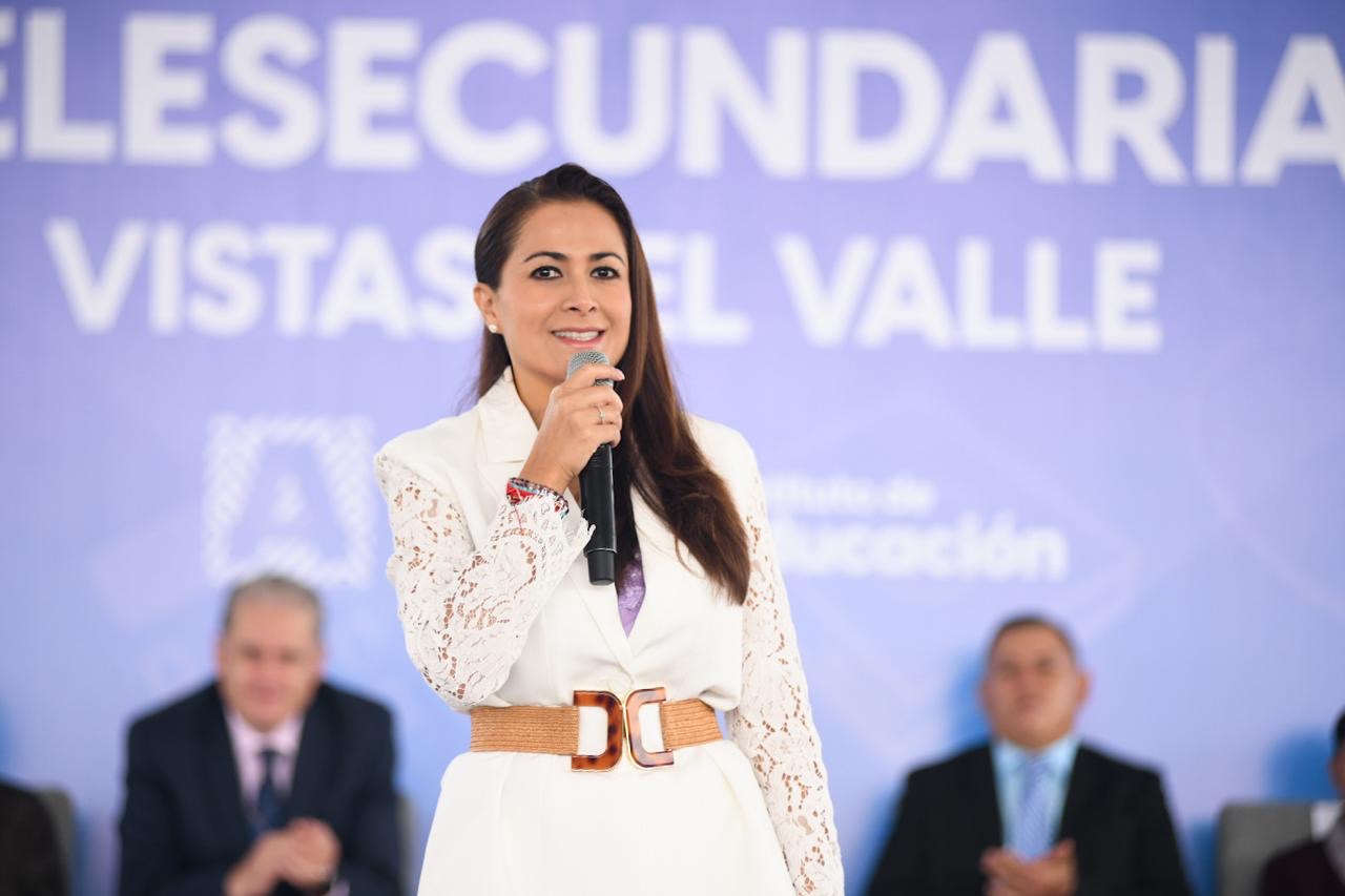 Tere Jiménez durante la inauguración de la Telesecundaria No. 185 Tres Centurias en Vistas del Valle, Aguascalientes.