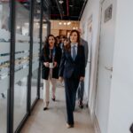Vero Delgadillo recorre las instalaciones del Centro Económico Guadalajara junto con integrantes de su equipo.