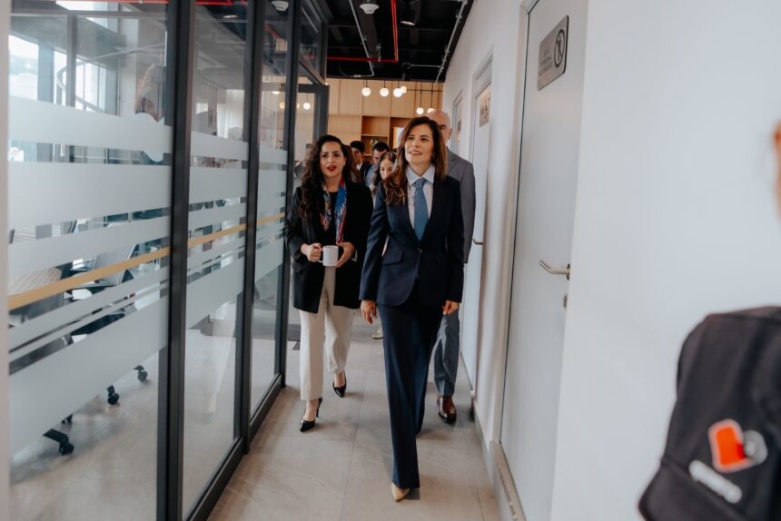 Vero Delgadillo recorre las instalaciones del Centro Económico Guadalajara junto con integrantes de su equipo.