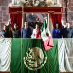 Ceremonia del Grito de Independencia en Aguascalientes con la Bandera de México en el balcón de Palacio de Gobierno.