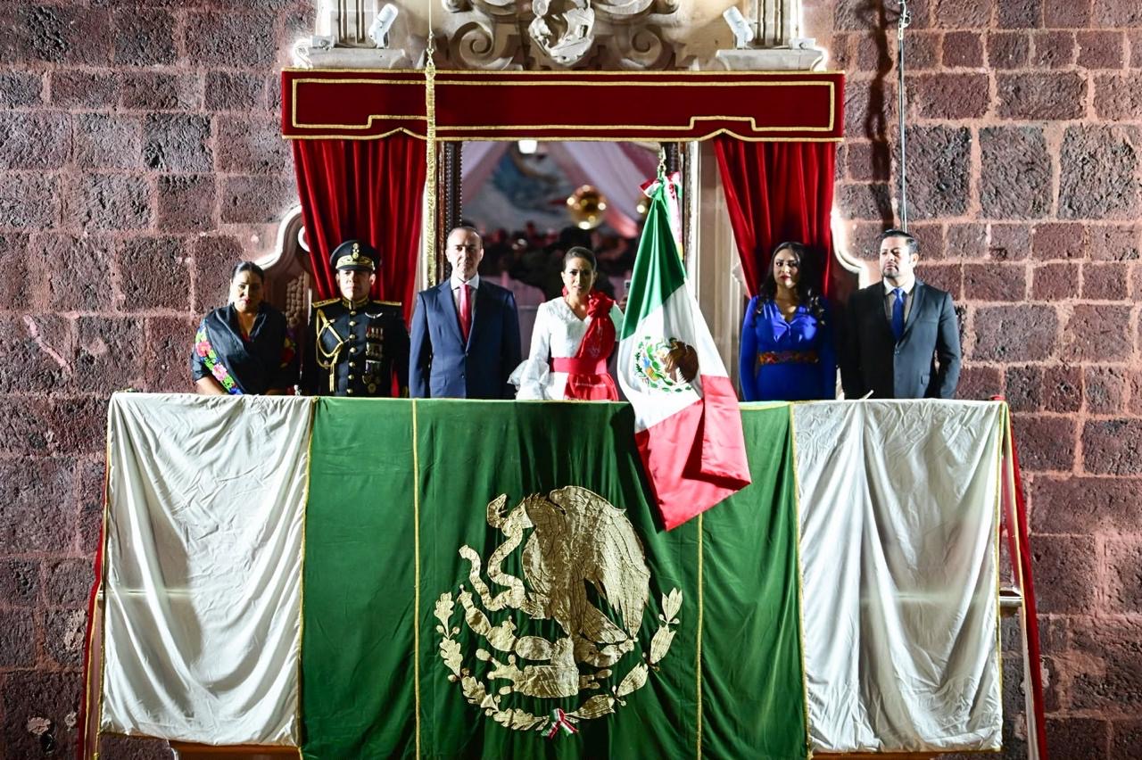 Ceremonia del Grito de Independencia en Aguascalientes con la Bandera de México en el balcón de Palacio de Gobierno.