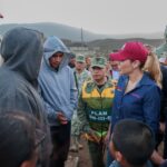 Marina del Pilar Ávila Olmeda dialoga con familias afectadas por lluvias en Ensenada durante un recorrido de atención y evaluación de daños.