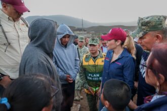 Marina del Pilar Ávila Olmeda dialoga con familias afectadas por lluvias en Ensenada durante un recorrido de atención y evaluación de daños.