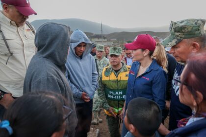 Marina del Pilar Ávila Olmeda dialoga con familias afectadas por lluvias en Ensenada durante un recorrido de atención y evaluación de daños.