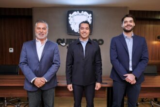 Felifer Macías junto a Ángel Herrera Ramírez y Alejandro Rolland Ruiz durante el anuncio de ajustes al gabinete municipal de Querétaro.