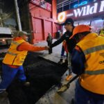 Cuadrillas de Obras Públicas realizan trabajos nocturnos de bacheo en una vialidad de Querétaro durante una supervisión de Felifer Macías.
