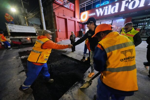 Cuadrillas de Obras Públicas realizan trabajos nocturnos de bacheo en una vialidad de Querétaro durante una supervisión de Felifer Macías.