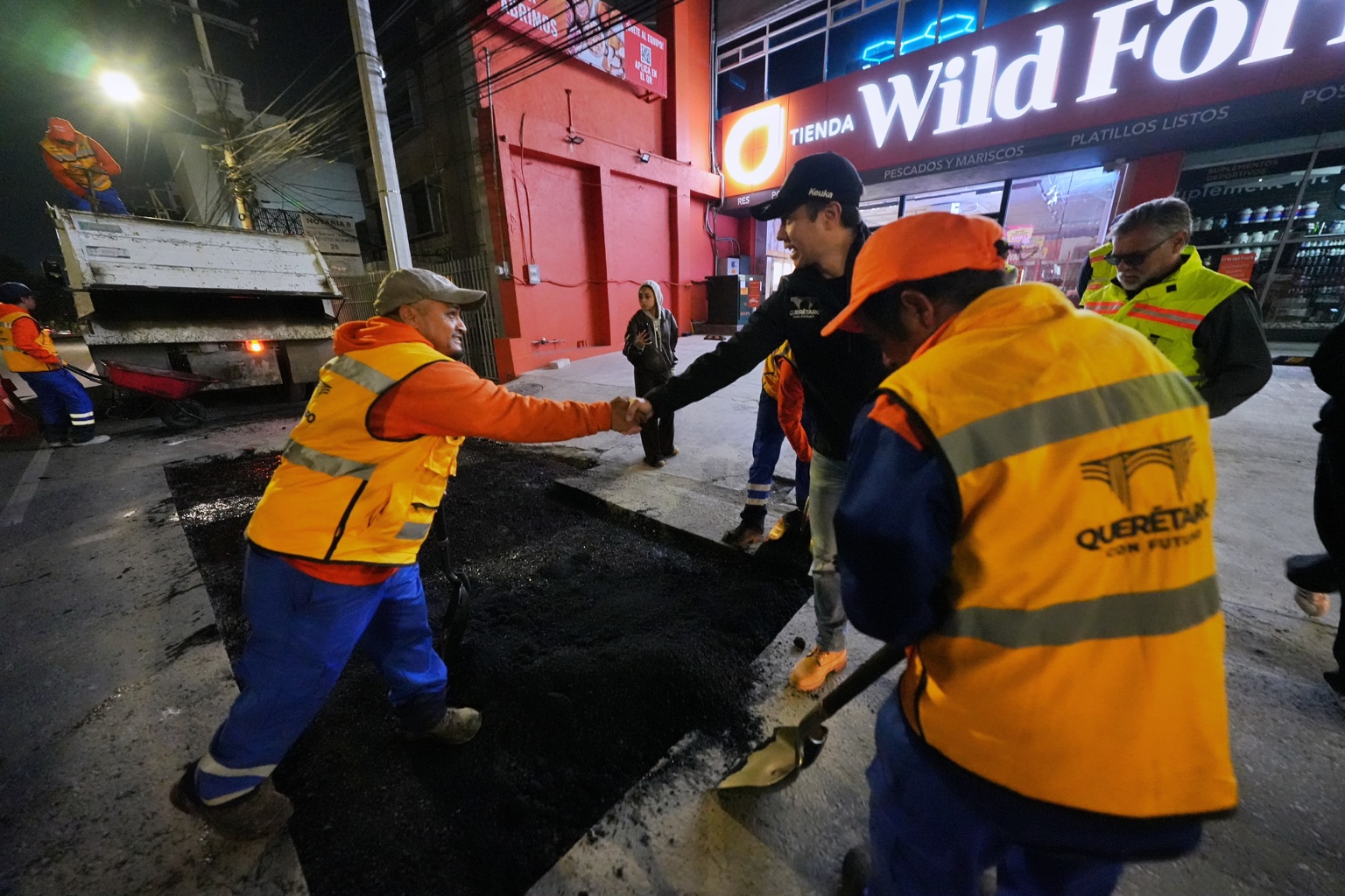 Cuadrillas de Obras Públicas realizan trabajos nocturnos de bacheo en una vialidad de Querétaro durante una supervisión de Felifer Macías.