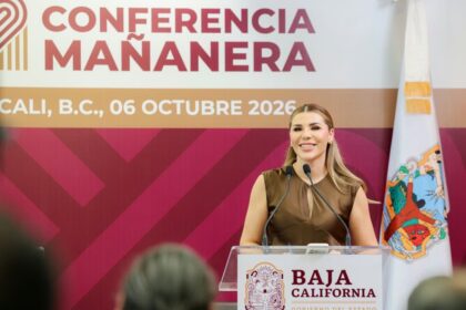 Marina del Pilar Ávila Olmeda durante una conferencia del Gobierno de Baja California sobre la Ruta Rosa y la prevención del cáncer de mama.