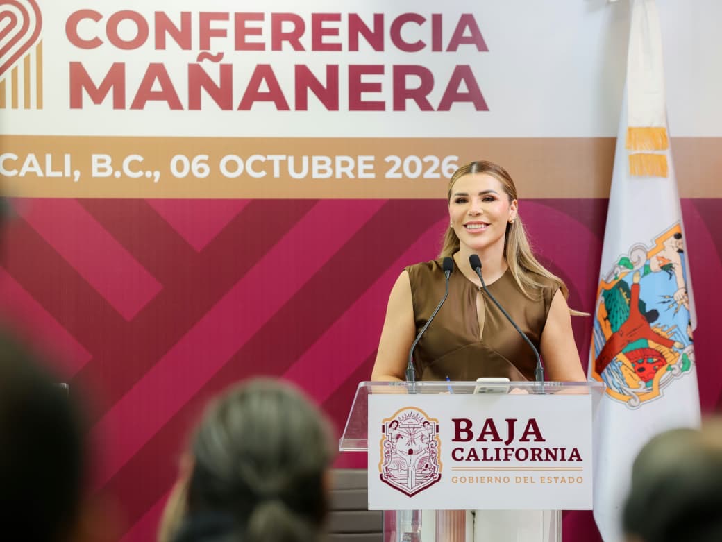 Marina del Pilar Ávila Olmeda durante una conferencia del Gobierno de Baja California sobre la Ruta Rosa y la prevención del cáncer de mama.