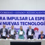 Tere Jiménez y representantes de Huawei México y CENEVAL durante la firma de convenios para certificaciones en nuevas tecnologías en Aguascalientes.