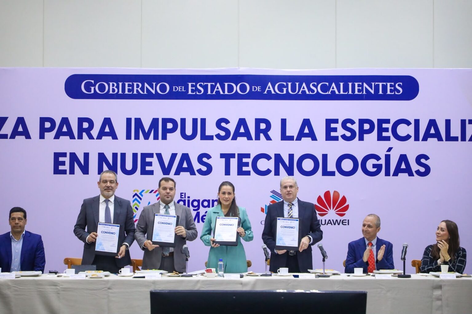 Tere Jiménez y representantes de Huawei México y CENEVAL durante la firma de convenios para certificaciones en nuevas tecnologías en Aguascalientes.