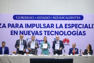 Tere Jiménez y representantes de Huawei México y CENEVAL durante la firma de convenios para certificaciones en nuevas tecnologías en Aguascalientes.