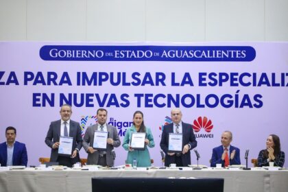 Tere Jiménez y representantes de Huawei México y CENEVAL durante la firma de convenios para certificaciones en nuevas tecnologías en Aguascalientes.