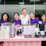 Marina del Pilar Ávila Olmeda junto a mujeres emprendedoras durante una actividad en Baja California.
