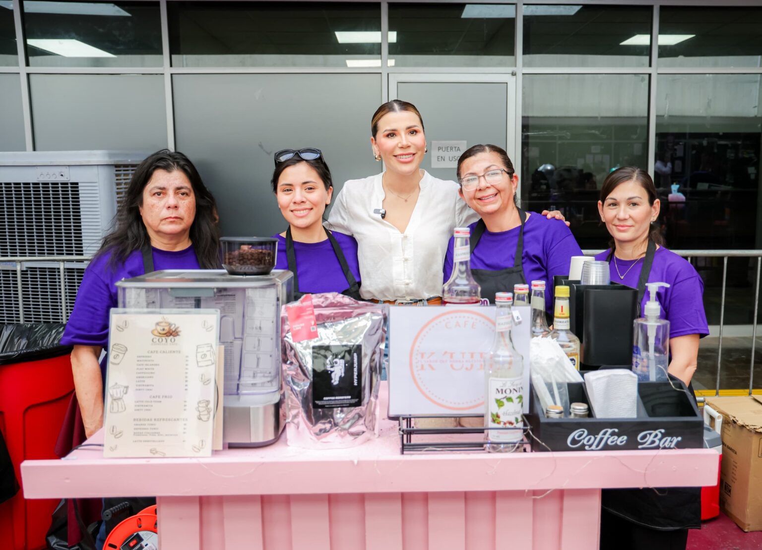 Marina del Pilar Ávila Olmeda junto a mujeres emprendedoras durante una actividad en Baja California.