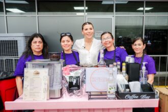 Marina del Pilar Ávila Olmeda junto a mujeres emprendedoras durante una actividad en Baja California.