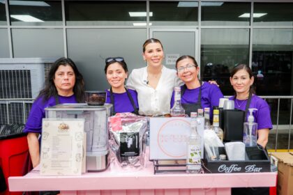 Marina del Pilar Ávila Olmeda junto a mujeres emprendedoras durante una actividad en Baja California.