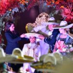 Tere Jiménez participa en un evento cultural en Aguascalientes durante una ceremonia con integrantes de la comunidad artística.