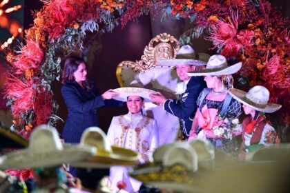 Tere Jiménez participa en un evento cultural en Aguascalientes durante una ceremonia con integrantes de la comunidad artística.